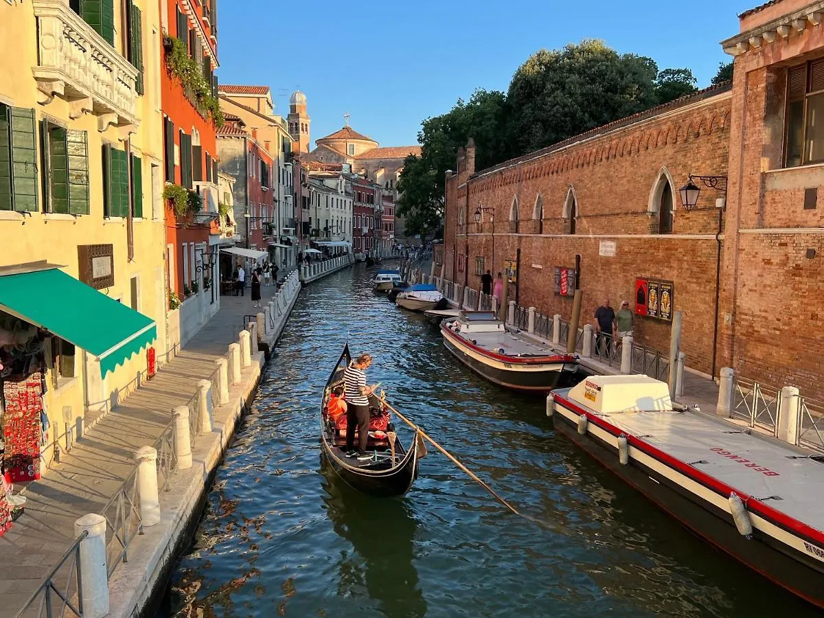 Venice Luxury Suite - Private Jacuzzi And Design contacts